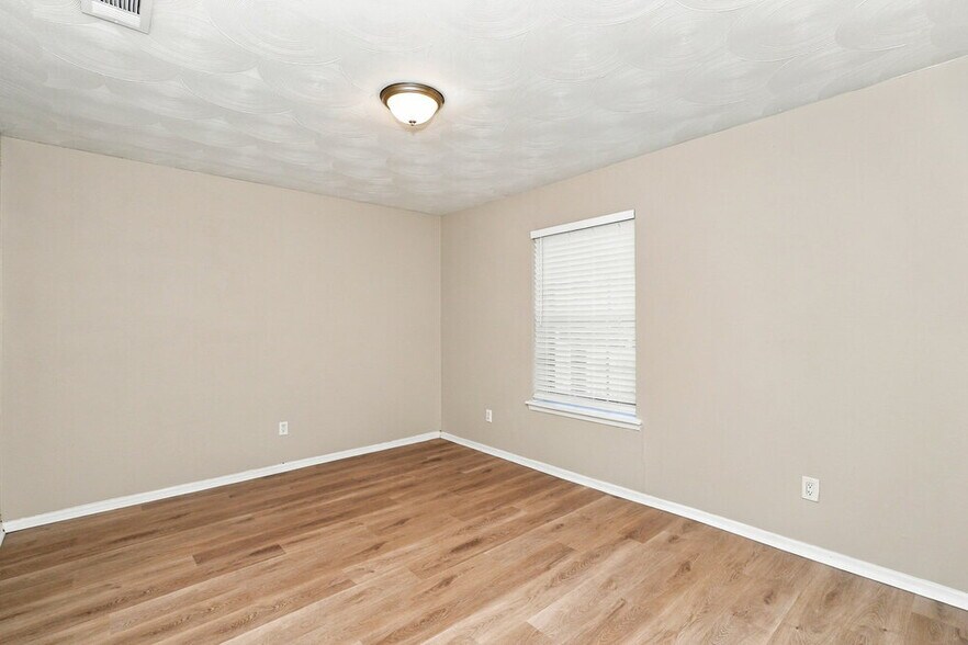 Building Photo - 2532 Belhaven Dr