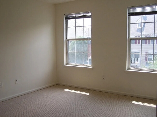 Building Photo - 40 Walnut St