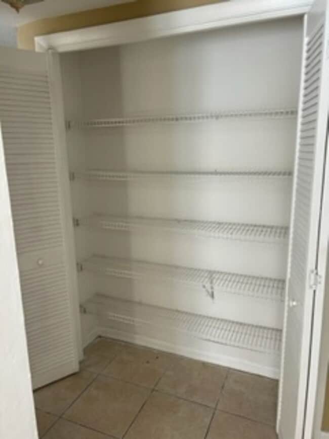 Building Photo - Beautiful 3 bedroom, 2 bath pool home in a lovely community.