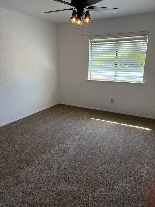 Building Photo - Exceptional 3 bedroom plus Loft or 4th bedroom