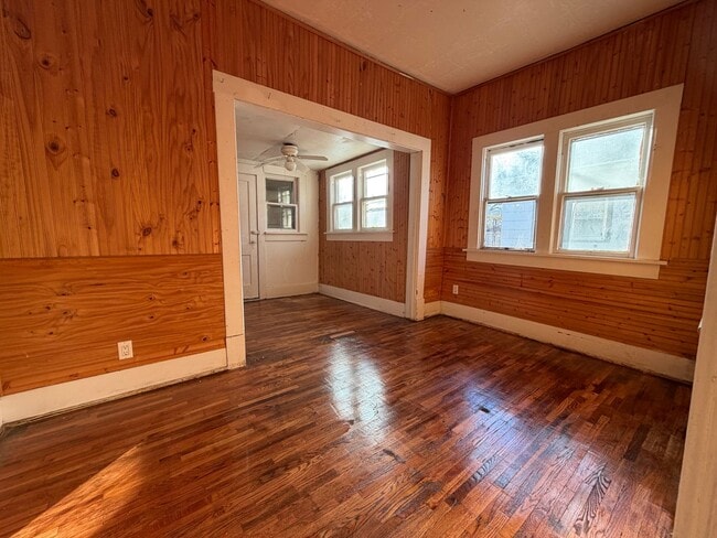 Building Photo - Charming 3 bed