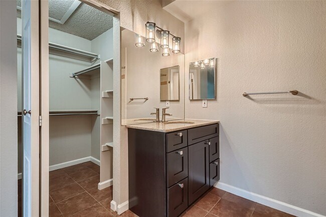 Building Photo - Desirable DTC Condo