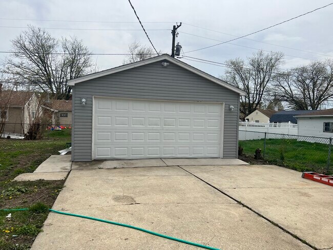 Building Photo - 2016 Capri Ave