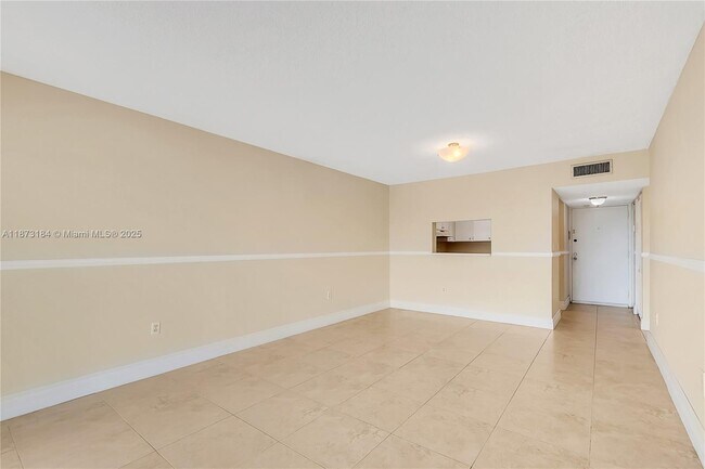 Building Photo - 9682 Fontainebleau Blvd