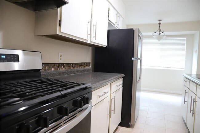 Building Photo - 7807 Bixler Dr