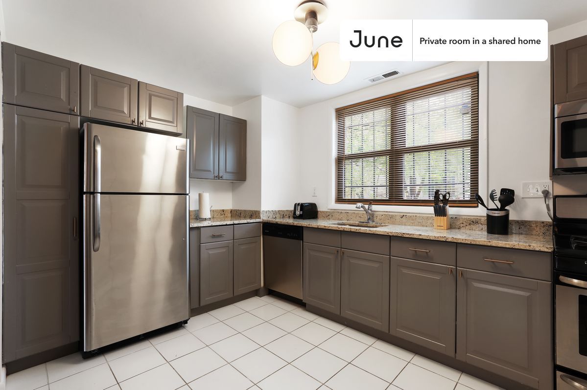 Building Photo - Room in Shared 5 bed/2 bath home in Logan Circle