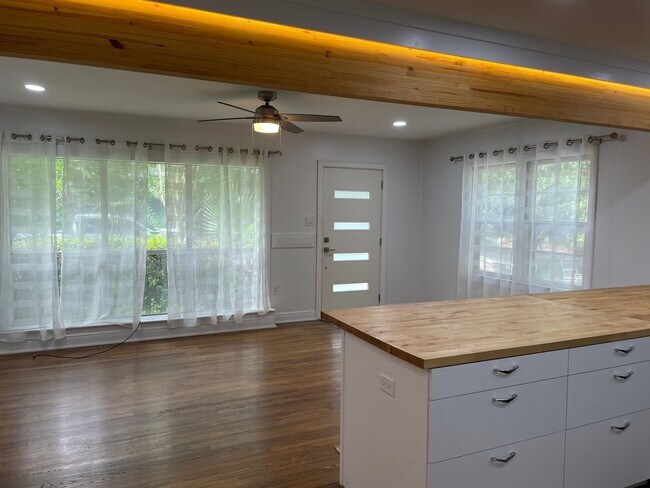 Building Photo - 2/1 Beach Bungalow in Biloxi