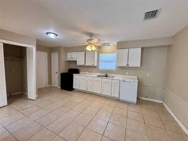 Building Photo - 5610 Drakestone Blvd