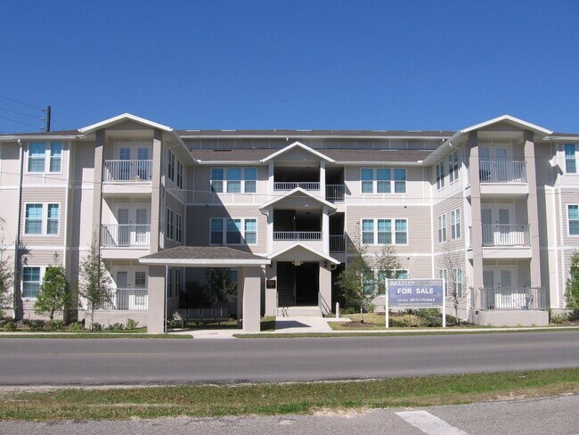 Building Photo - Oxford Terrace Phase I: 4/4 luxury apartment just 3 blocks from UF & 1 block from Sorority Row. L...