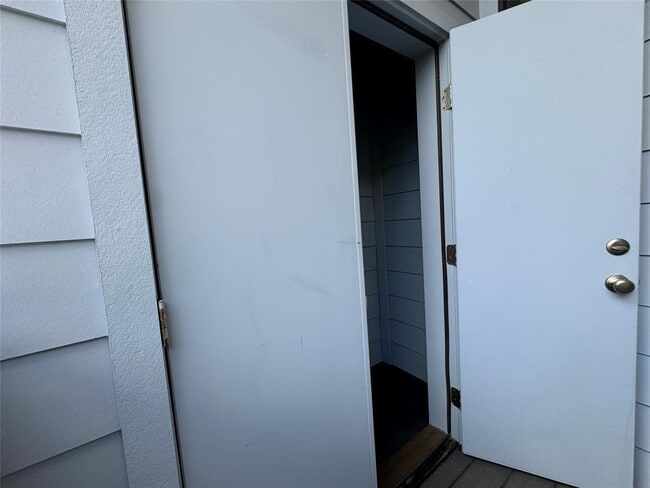 Building Photo - 1208 E 2nd St