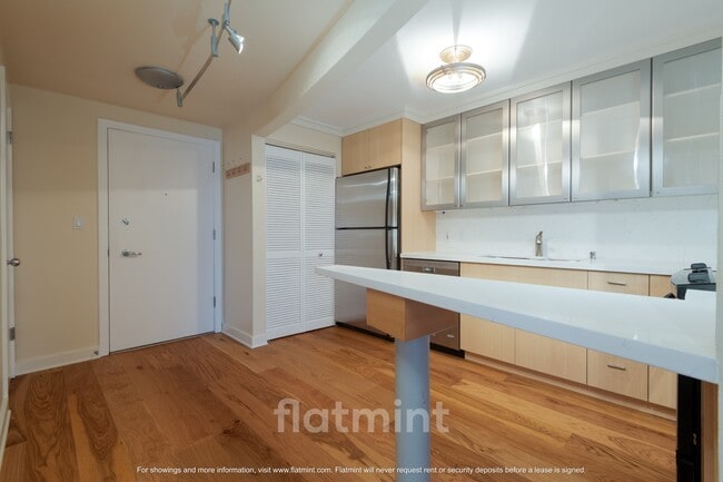 Building Photo - 732 11th Ave E