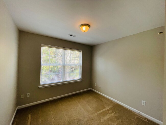 Building Photo - Charming 3 bedoom 2.5 bath town home in th...