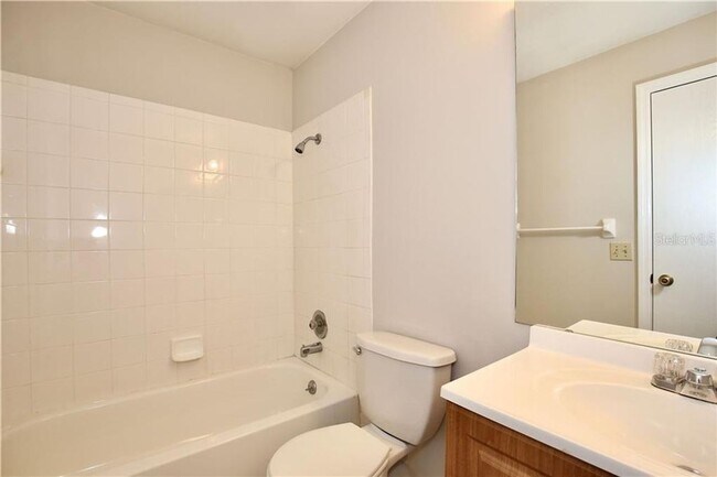 Building Photo - Just Listed!   Updated 2 Bedroom Townhome located in Downtown Orlando