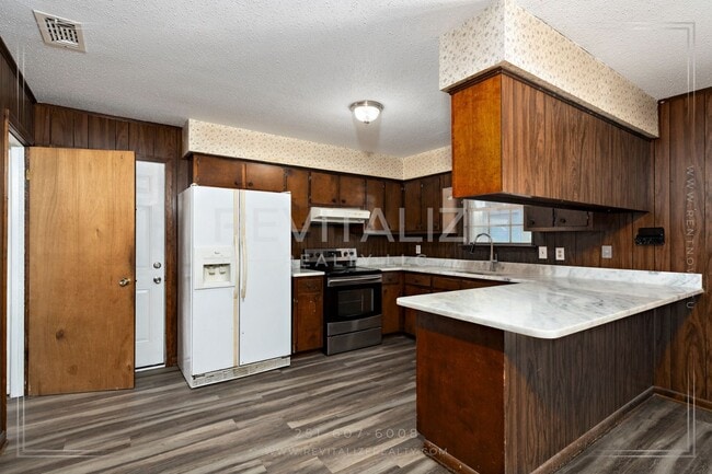 Building Photo - Brick 3BD 2BA with Large Private Yard!