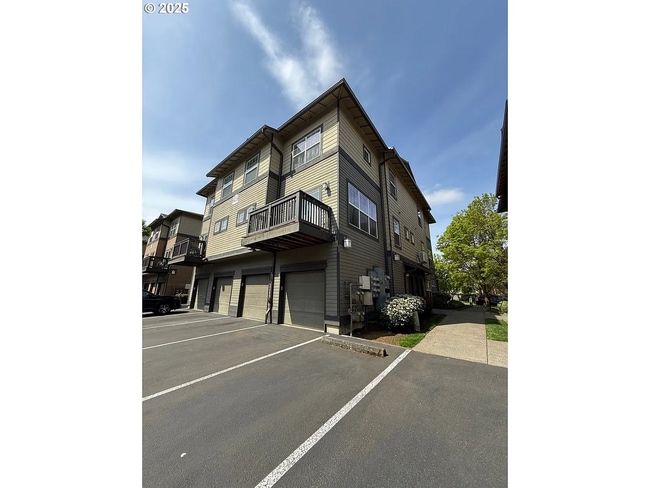 Building Photo - Spacious 2BD/2.5BA Townhome in the Heart o...