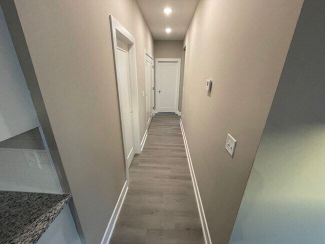 Building Photo - 9208/10 E Wassall