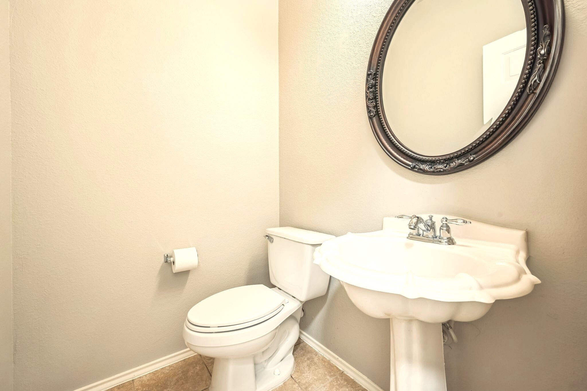 Powder room - 9201 Brodie Ln
