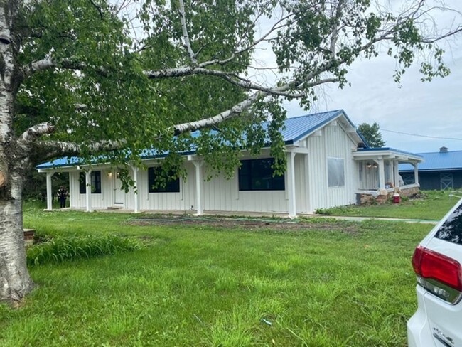 Building Photo - Blue Dot Farm 4 bedroom 2.5 bath