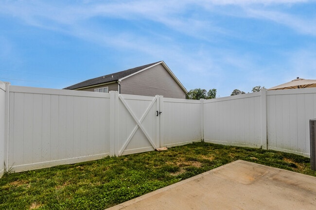 Building Photo - 7429 Thomas Ln