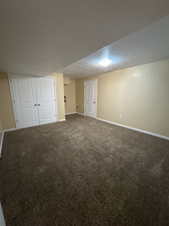 Building Photo - Beautiful 6 bedroom Single Family Home