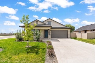 Building Photo - 4 Bedroom, 2 Bath + Bonus Room Home on a L...