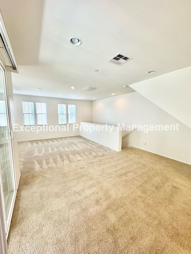 Building Photo - Great 3 bed 3 bath home