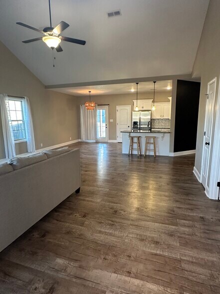Building Photo - 1124 Eagles View Dr