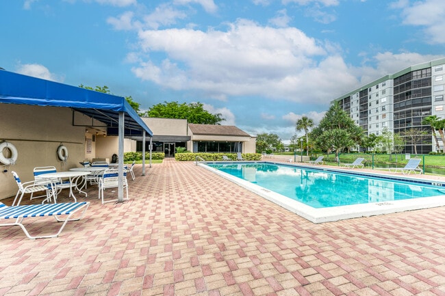 Building Photo - 2200 S Cypress Bend Dr