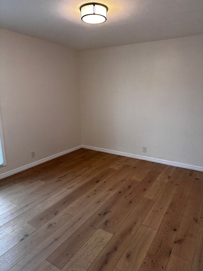 Building Photo - Sylvan Heights Renovated Two Bedroom