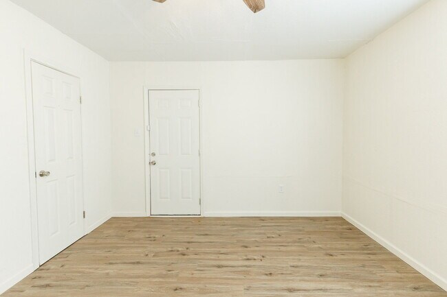 Building Photo - Newly Remodeled Duplex with Modern Touches...