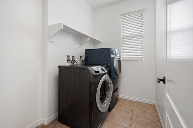 Building Photo - Spacious 4 Bedroom TownHome in Garden Grove!