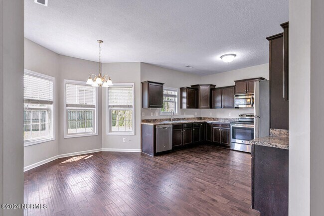 Building Photo - 402 Derrick Dr