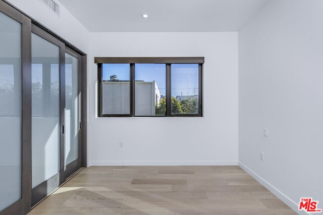 Building Photo - 2019 Barry Ave