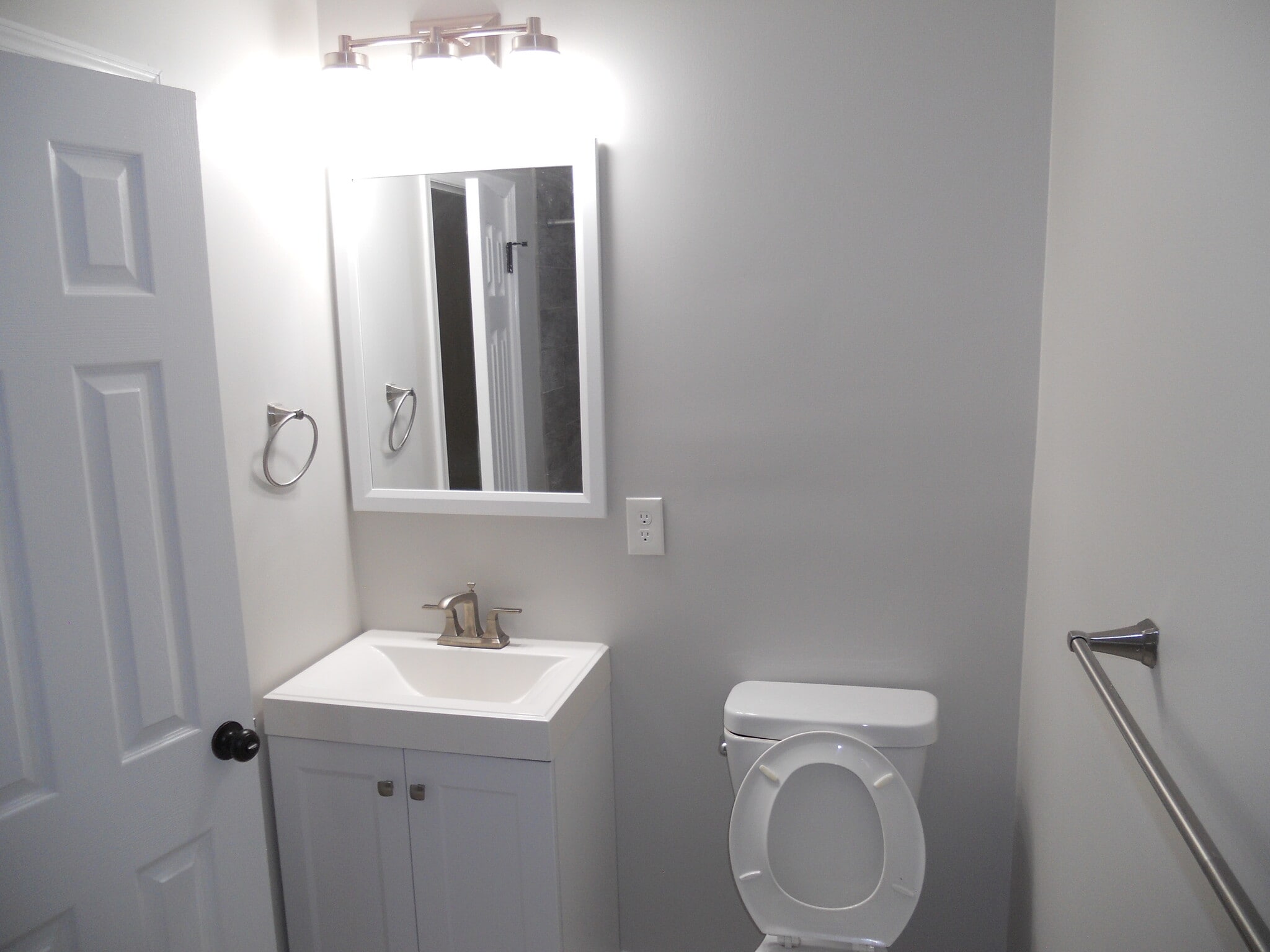 Hall bathroom - 7 Rockford Rd