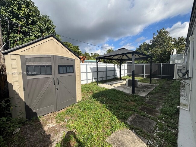 Building Photo - 8561 Claridge Dr