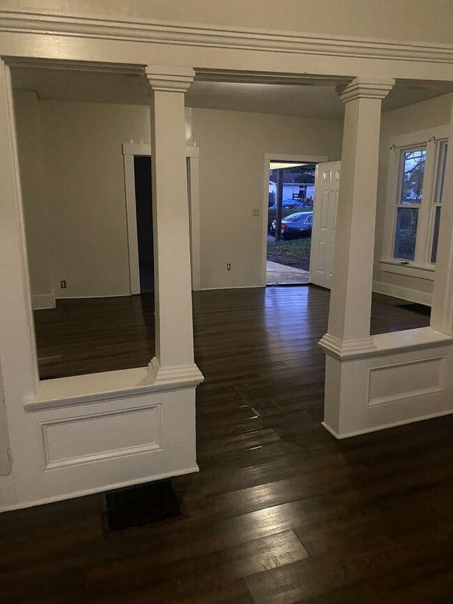 Primary Photo - 2130 E Oak St