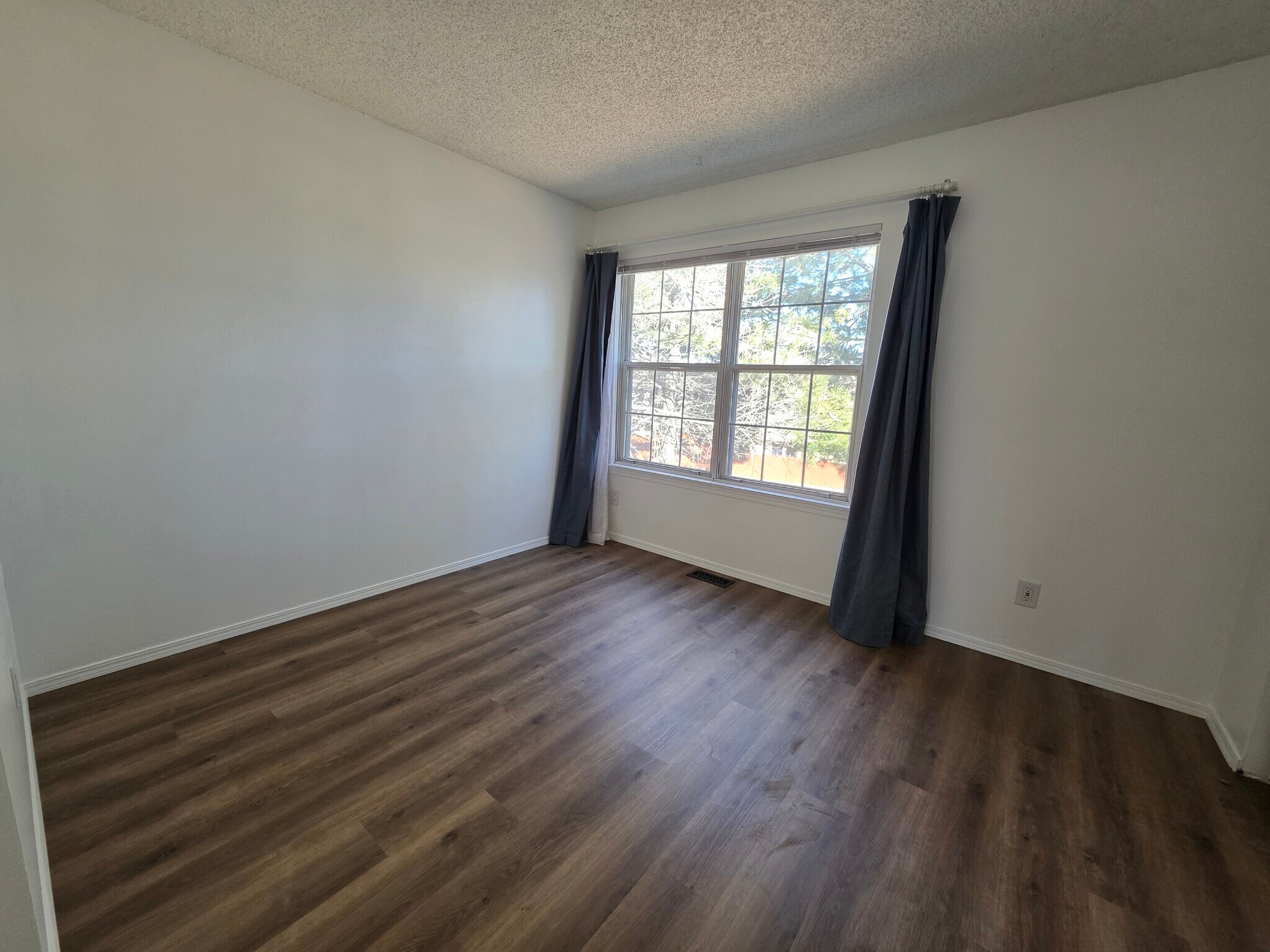 Building Photo - 3670 Queen Anne Way