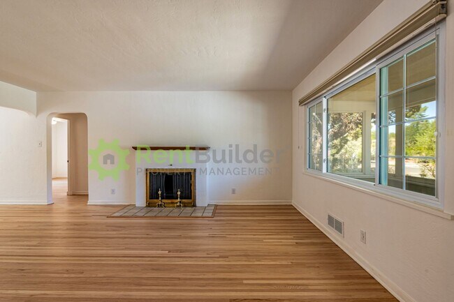 Building Photo - 3822 La Hacienda Dr NE