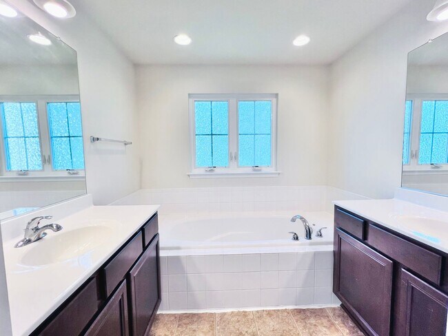Building Photo - STAFFORD - 3 BEDROOM TOWNHOUSE - WOODSTREAM