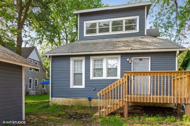 Building Photo - Three Bedroom House, totally renovated