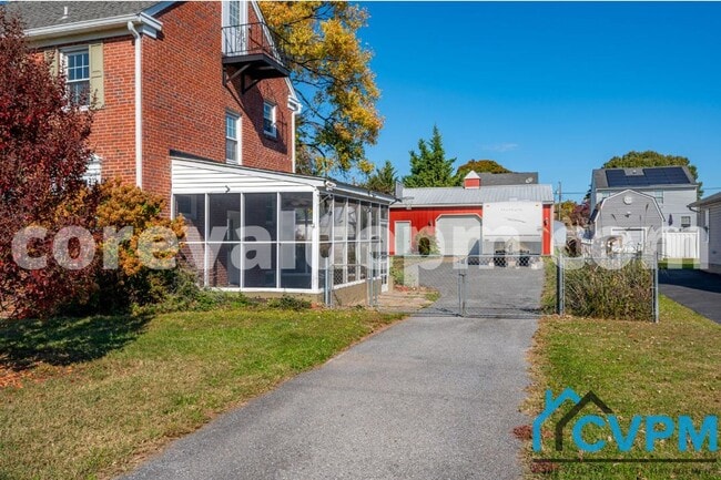 Building Photo - 16 2nd Ave S