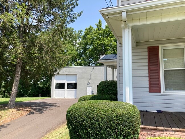Building Photo - 203 Oakvale Rd