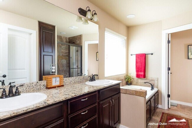 Building Photo - Georgeous 3 bedroom 2 bath home with SOLAR  and a view!