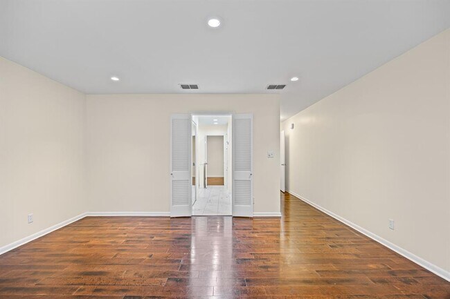 Building Photo - 7103 Mesa Dr