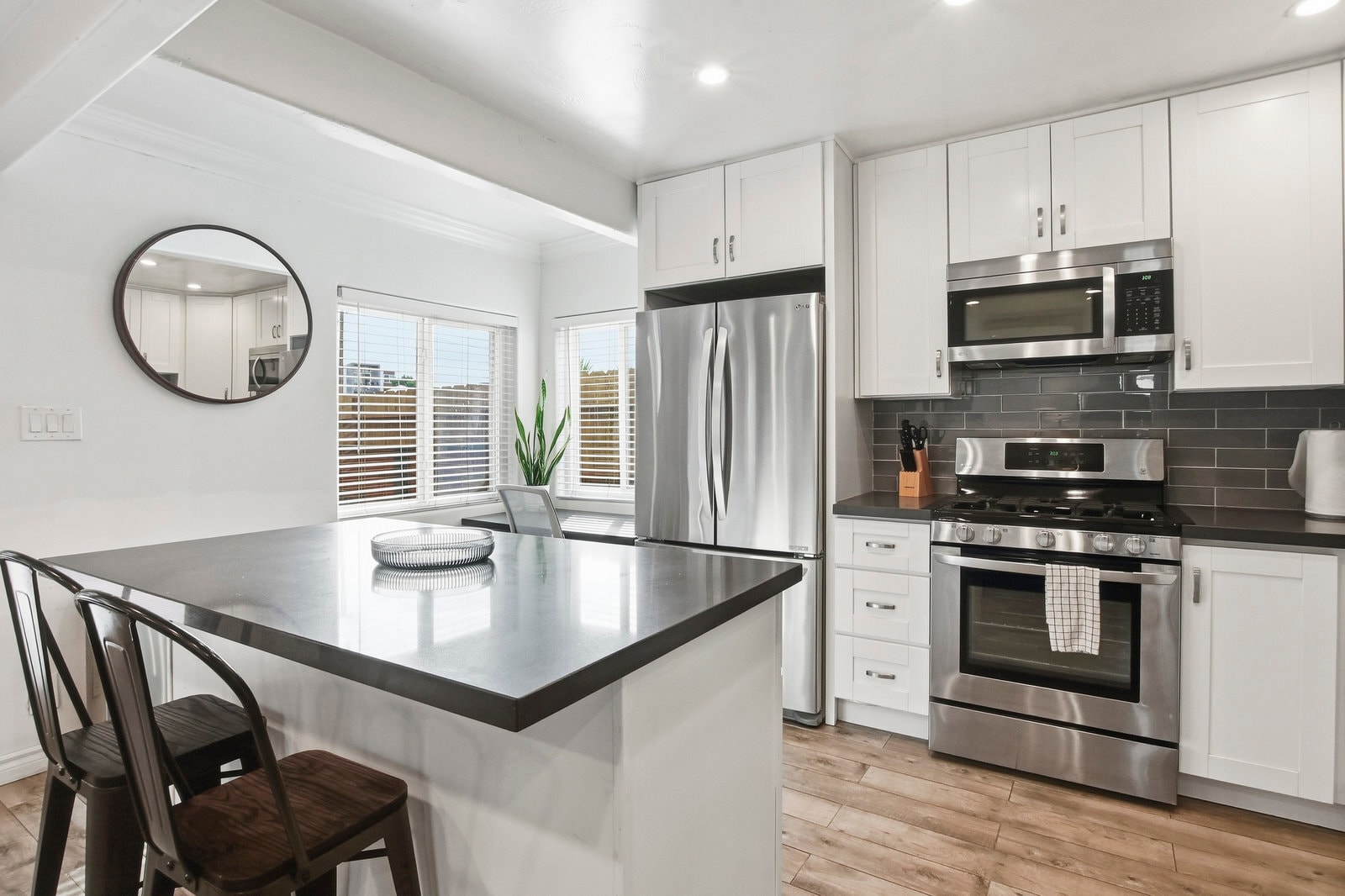 Building Photo - 2154 Oliver Ave