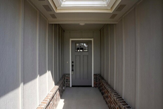 Building Photo - Like new, Move in Ready.