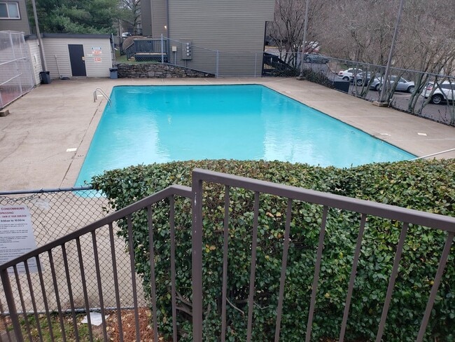 Building Photo - Great 1 bedroom, 1 bathroom condo in the heart of Green Hills!