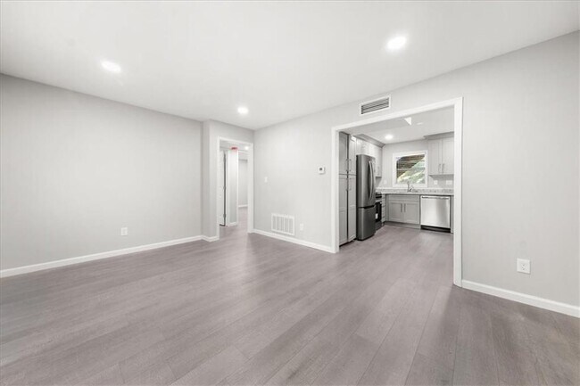 Building Photo - 2637 Lester St