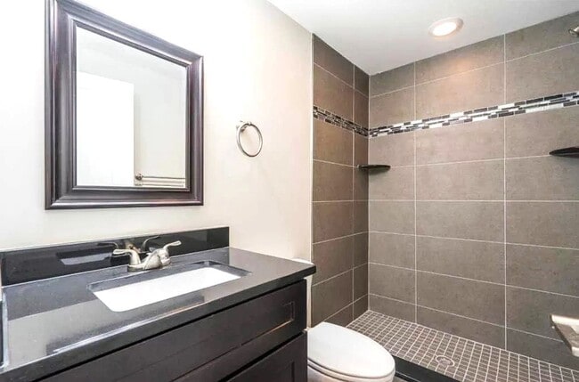Building Photo - Gorgeous 3-Bedroom Townhome with Finished Basement and Rooftop Deck! Available mid-June!