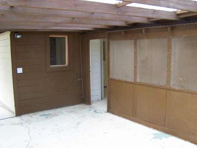 Building Photo - 2 Bed +1 Bath SINGLE FAMILY HOME + HUGE ba...